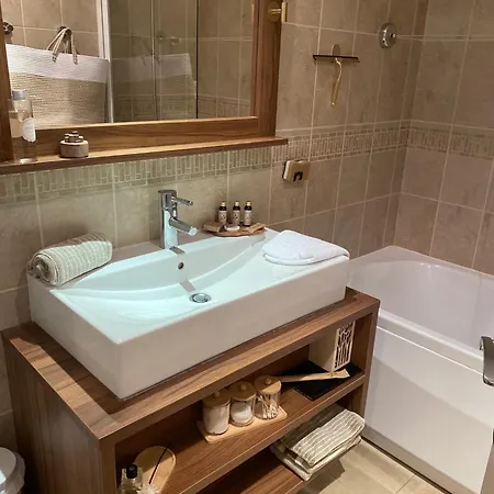 Centre Station Incroyable 2 Pieces Aux Prestations Et Confort 4 Etoiles, Piscine Jacuzzi, Hammam Apartment
